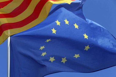 catalunya ve Avrupa Birliği'nin bayrakları