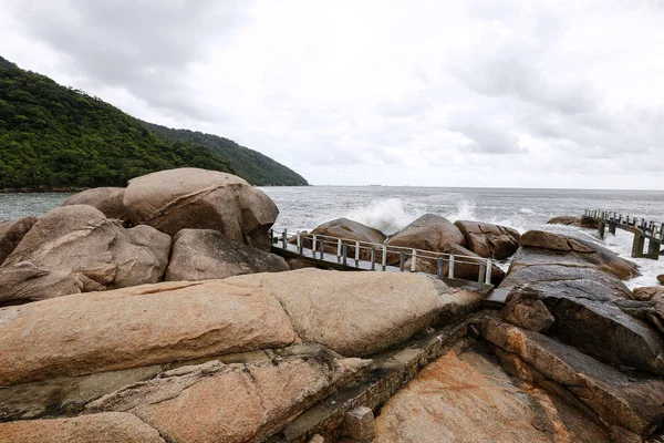 Olas de mar en las rocas —  Fotos de Stock