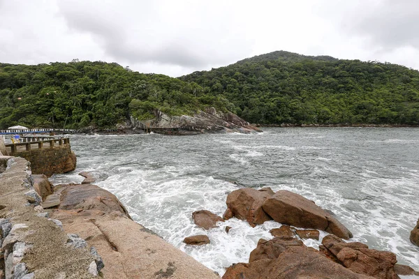 Ondas do mar nas rochas — Fotografia de Stock