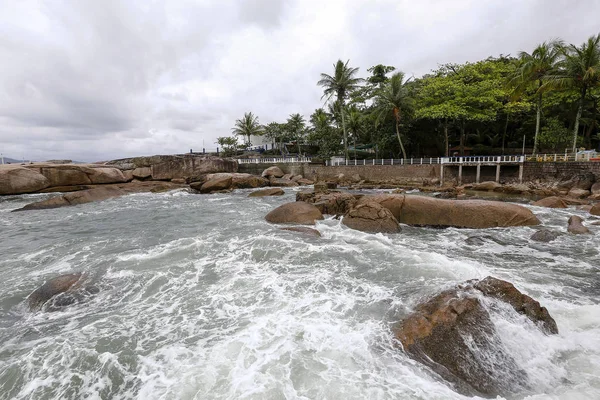 Vagues de mer sur les rochers — Photo