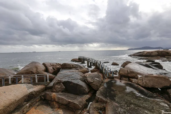 Havet Vågor Krasch Klipporna Kusten Palmas Island Santos Delstaten Sao — Stockfoto