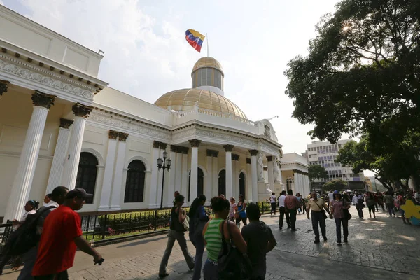 Caracas Venezuela Květen 2014 Lidé Chodící Před Capitolio Budovy Federální — Stock fotografie