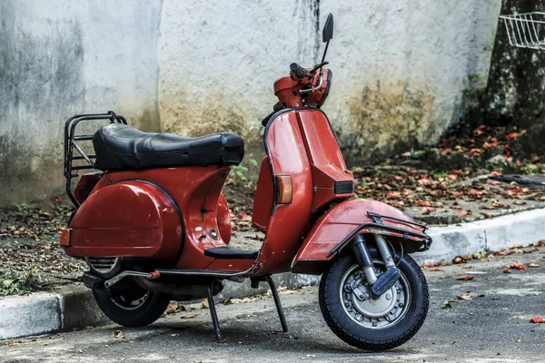 Kırmızı scooter sokak üzerinde