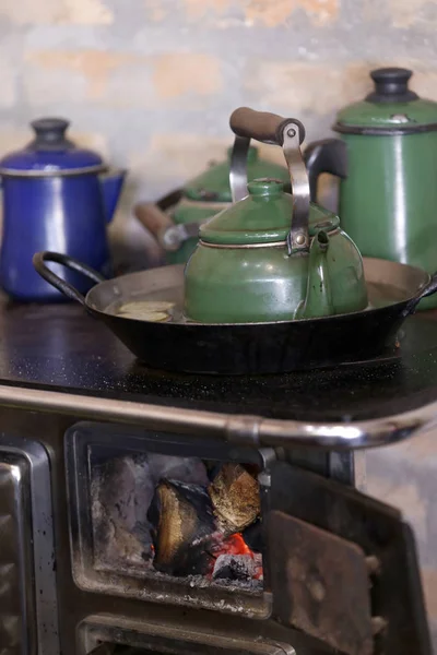 Warme Vuur Een Koffie Waterkoker Houtverbranding Verwarming Kachel Traditionele Stijl — Stockfoto