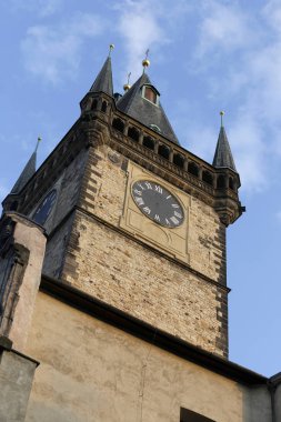 Saat Kulesi eski şehrin Pragu gökyüzü arka plan üzerinde görüntüleyin