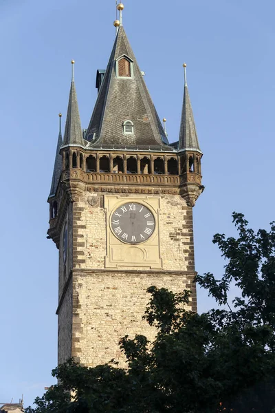 在钟楼的天空背景的看法在老城区普拉古 — 图库照片