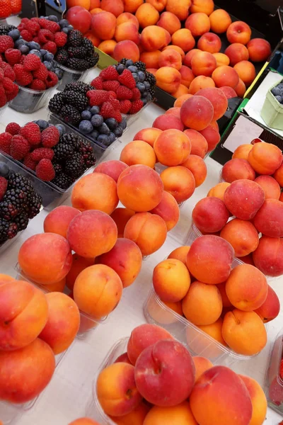 체리와 peachs — 스톡 사진