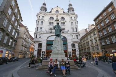 Vienna, Avusturya - Mayıs 27, 2017 - şehir peyzaj Johannes Gutenberg Anıtı ile. Viyana, Avusturya
