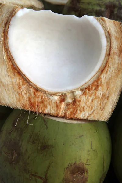 Cocos met vruchtvlees — Stockfoto