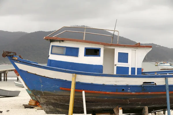 Barcos de pesca no mar — Fotografia de Stock