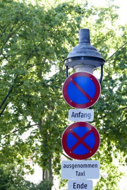 Caddedeki trafik işareti