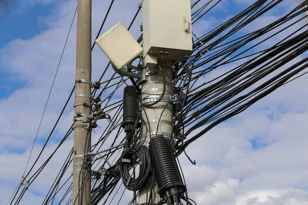 Kutup dolaştırmak kablo ve tel ile — Stok fotoğraf