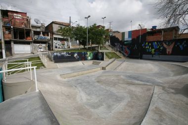 Sao Paulo, Brezilya - 24 Mart 2012 - yeni skatepark, sao paulo, Brezilya favela üzerinde