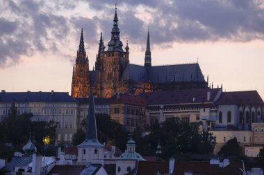 Gün batımı görünümü St. Vitus Katedrali Vltava Nehri'nin, Prague, Çek Cumhuriyeti ve Prag Kalesi