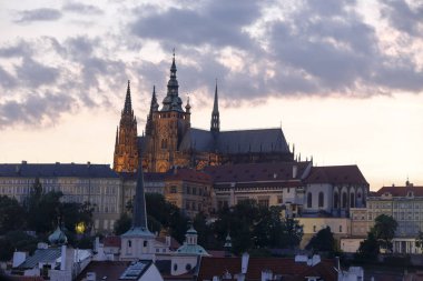Gün batımı görünümü St. Vitus Katedrali Vltava Nehri'nin, Prague, Çek Cumhuriyeti ve Prag Kalesi