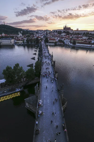 Atardecer vista del castillo de Praga y el puente de Carlos —  Fotos de Stock