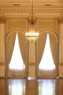 Vintage salonu penceresi ve perde