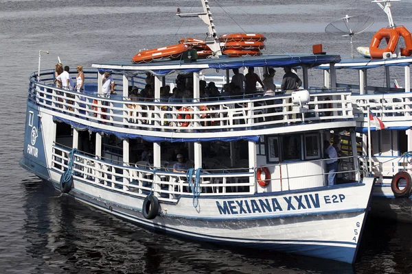 Barco turístico en el río Amazonas — Foto de Stock