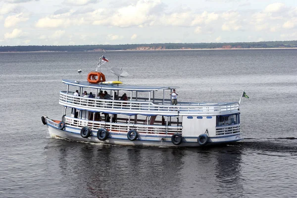 Amazon Nehri üzerinde turistik tekne — Stok fotoğraf