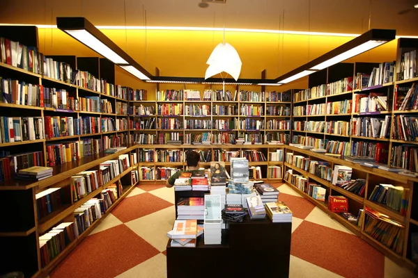 Moderne Buchhandlung — Stockfoto