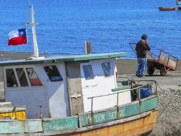 カストロ チロエ島 カストロの海岸で海にボートのチリ Dec 2013 ビューは パタゴニア チロエ県の首都 — ストック写真