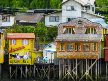 Evler Stilts, yerel olarak Palafitos, Castro, Chiloe Adası Şili'nin başkenti waters edge astar olarak bilinen