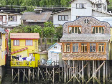 Evler Stilts, yerel olarak Palafitos, Castro, Chiloe Adası Şili'nin başkenti waters edge astar olarak bilinen