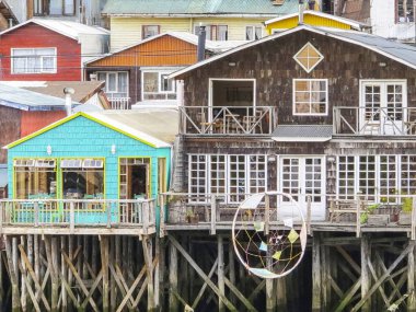 Evler Stilts, yerel olarak Palafitos, Castro, Chiloe Adası Şili'nin başkenti waters edge astar olarak bilinen