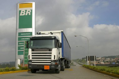  Kamyon petrobra benzin istasyonuna giriyor.