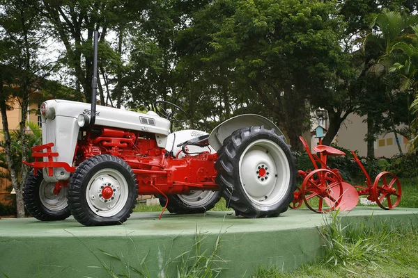 Tractor de granja Ford N-Series anticuado —  Fotos de Stock