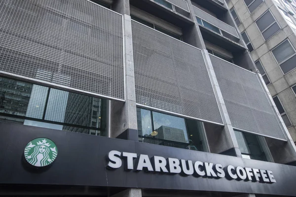 Fachada de Starbucks con logo — Foto de Stock