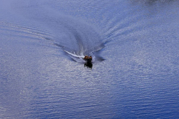 Motorbåt på vatten — Stockfoto