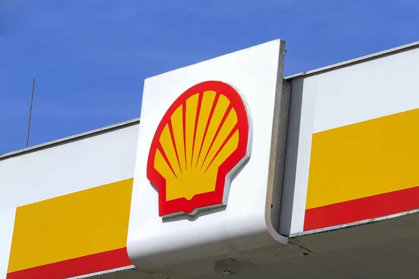 Logotyp för Shell på stationen — Stockfoto