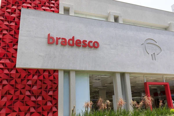 Nuevas letras y logotipo del banco Bradesco — Foto de Stock