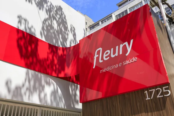 Schriftzug und Logo von Fleury Medicina e Sa � de — Stockfoto
