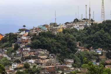 Tepedeki gecekondularda barakalar