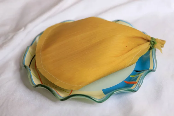 Pamonha Brasilianischer Süßmais Mit Käsefüllung Auf Weißer Tischdecke Pamonha Typische — Stockfoto