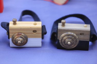 Geri dönüşümlü ahşap ve yaratıcılıktan yapılmış el yapımı fotoğraf makinesi.