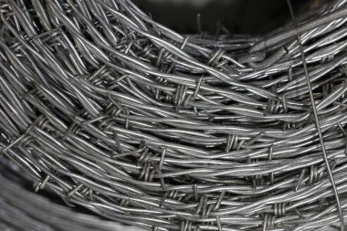 Yeni, parlak dikenli tel yığınına yakın.. 