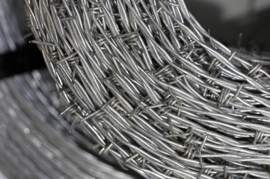 Yeni, parlak dikenli tel yığınına yakın.. 