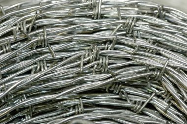 Yeni, parlak dikenli tel yığınına yakın.. 