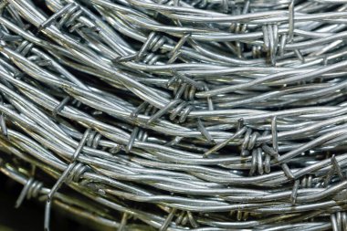 Yeni, parlak dikenli tel yığınına yakın.. 