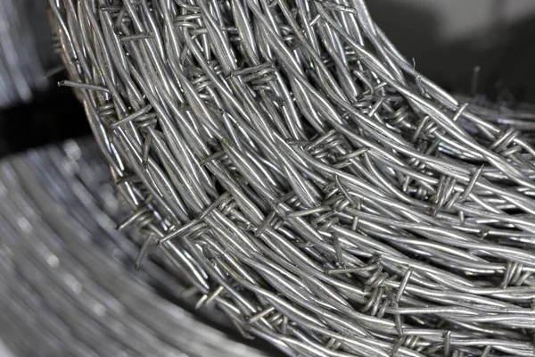 Yeni, parlak dikenli tel yığınına yakın.. 