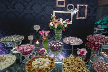 Doğum günü partisinin lüks masası. Farklı türde şekerler. 
