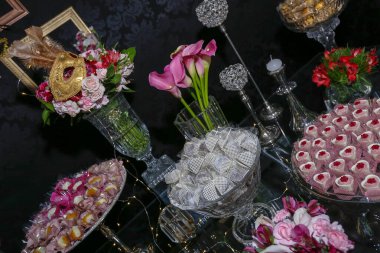 Doğum günü partisinin lüks masası. Farklı türde şekerler. 