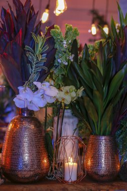 Çiçekler, çiçekler ve mumlarla süslenmiş zarif bir parti masası.. 