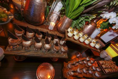 Parti için lüks bir yemek masası. Bir self servis büfesi için farklı türde şekerler.