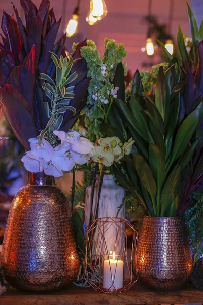 Decorado Mesa Festa Elegante Com Plantas Flores Velas — Fotografia de Stock
