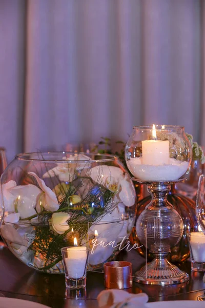 Decorado Mesa Festa Elegante Com Plantas Flores Velas Número Quatro — Fotografia de Stock