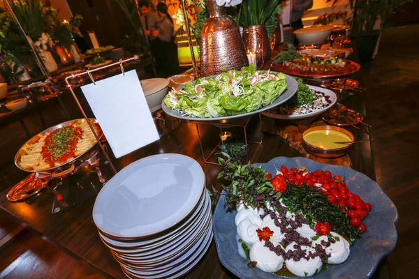 Luksusowy Stół Kolacją Imprezie Różne Rodzaje Żywności Dla Samoobsługowy Bufet — Zdjęcie stockowe
